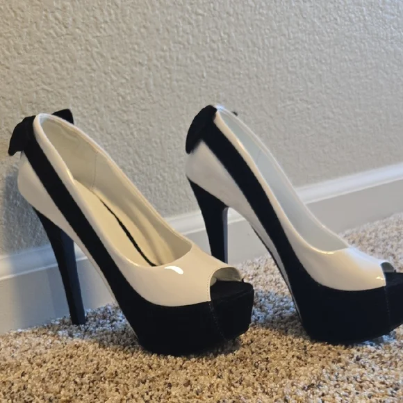 Elegant Black and White Peep Toe Heels - Picture 1 of 4